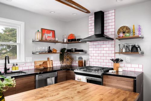 Eclectic Mid Century Modern 3BD/3BA with *Hot Tub* in Arlington, USA