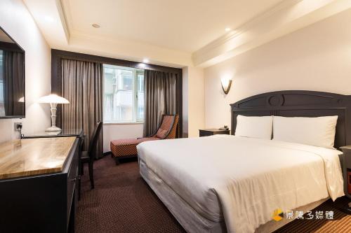 Standard Double Room image 3