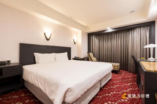 Superior King Room image 2