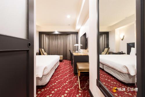 Superior King Room image 3