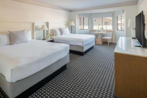 2 queen beds