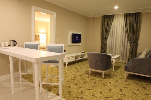 Luxor Garden Hotel Luxor Garden Hotel is perfectly located for both business and leisure guests in Kocaeli. The hotel offers a high standard of service and amenities to suit the individual needs of all travelers. 24-hou