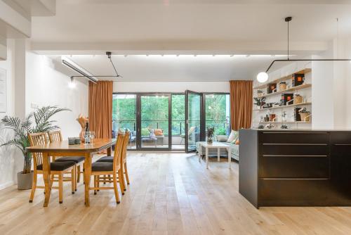 Lumina apartment with balcony overlooking the park, Lodž