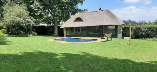 Rosedale Self Catering Cottage with pool and large entertainment BBQ area