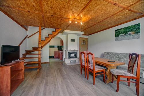 2 bedrooms, 8 beds