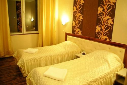 1 queen bed, 1 double bed