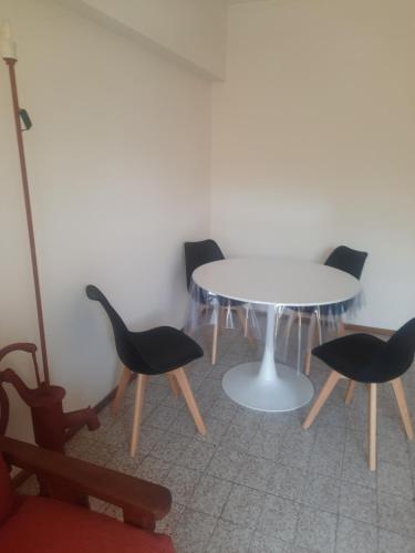 One-Bedroom Apartment image 6