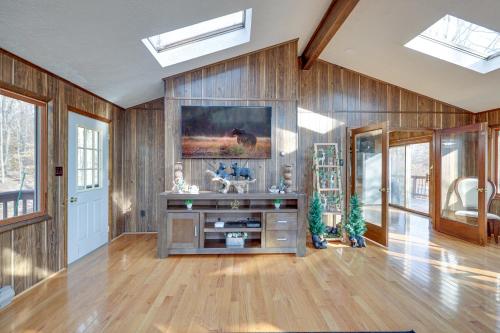 Bear Haven Cabin - Lake, AC, Pool with Game Room! in Gouldsboro, USA