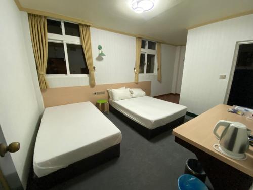 1 double bed, 1 twin bed