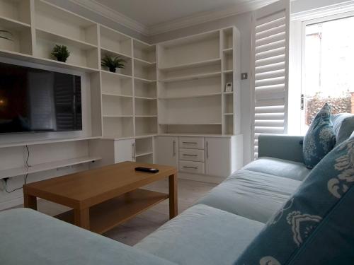 Pass the Keys Secure Apartment with Free Parking next to Utilita