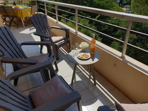 Balcony/terrace, Frejus plage T2, piscine, parking, plages a 200m in Frejus Plage