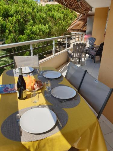 Balcony/terrace, Frejus plage T2, piscine, parking, plages a 200m in Frejus Plage