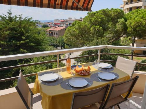 Balcony/terrace, Frejus plage T2, piscine, parking, plages a 200m in Frejus Plage