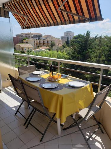 Balcony/terrace, Frejus plage T2, piscine, parking, plages a 200m in Frejus Plage