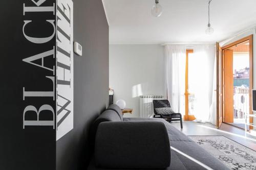 BLACK & WHITE flat in Naviglio/ porta Genova, Milan