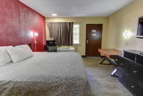 King Room - Non-Smoking image 10