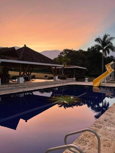 Villa de lujo con piscina y tobogán
