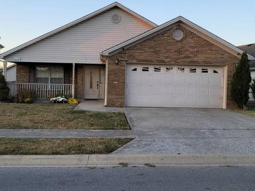 Ranch Style Spacious 3 Bedrooms w/ Jacuzzi tub - image 6