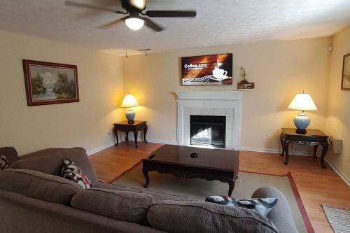 Ranch Style Spacious 3 Bedrooms w/ Jacuzzi tub - image 7
