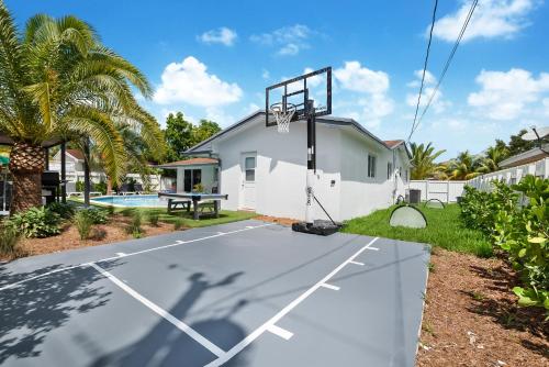 View, Stunning 5BR Heated Pool, Beach Access & Games L06 in West Perrine