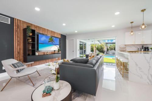 Facilities, Stunning 5BR Heated Pool, Beach Access & Games L06 in West Perrine