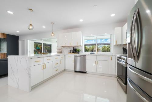 Kitchen, Stunning 5BR Heated Pool, Beach Access & Games L06 in West Perrine