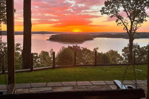 Beaver Lake Retreat with Lake Access and Fire Pit! in Garfield, USA