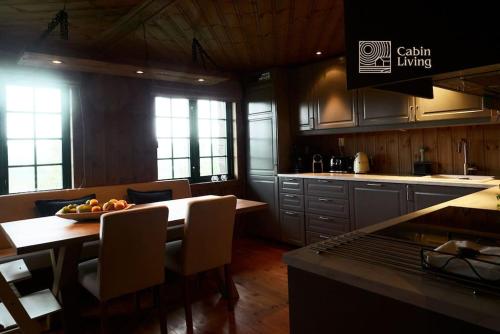 Large cabin at Nesfjellet with lovely view, inddor Jacuzzi & sauna in เนสบิเอิน