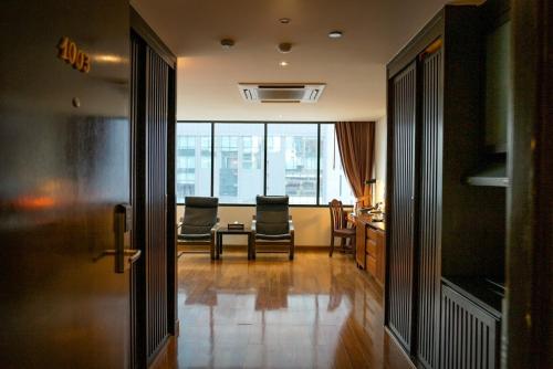 Deluxe Suite image 10