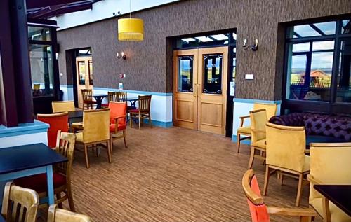 The Weigh Inn Hotel & Lodges in ทัชโซ