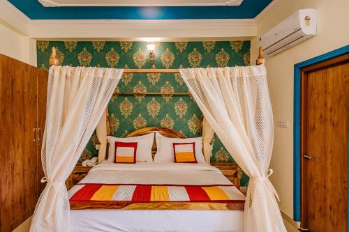 Deluxe King Room image 2