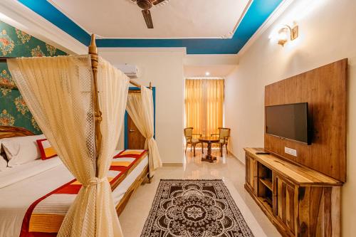 Deluxe King Room image 7