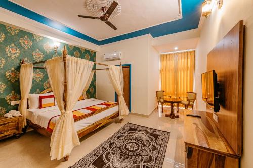 Deluxe King Room image 6