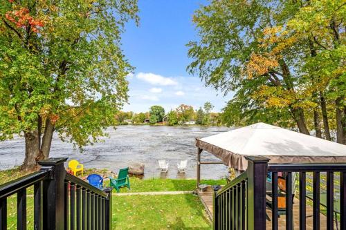 Cozy Waterfront Cottage, WiFi-Netflix-Dog Friendly in Lanark (ON)