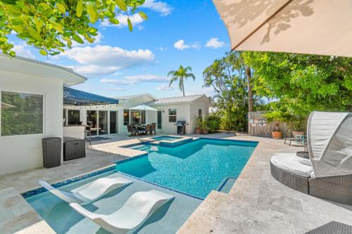 4B/3B Gem w/Heated Pool/Jacuzzi - Steps to Beach