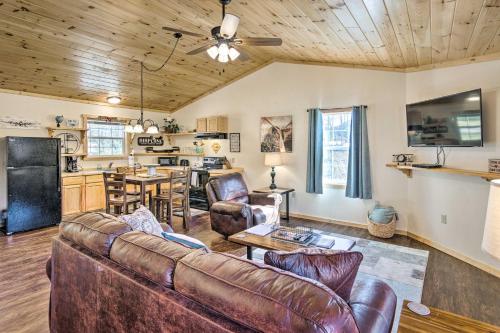 B&B Bryson City - Cozy Cabin Less Than 8 Mi to Great Smoky Mtn Ntl Park - Bed and Breakfast Bryson City
