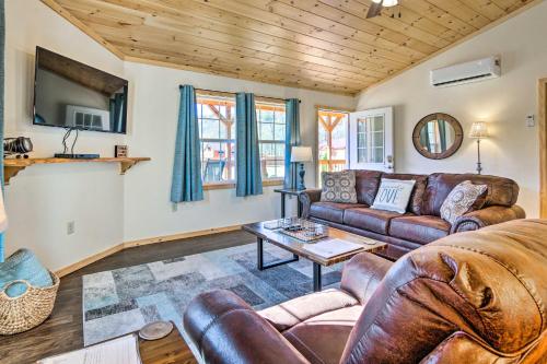 Cozy Cabin Less Than 8 Mi to Great Smoky Mtn Ntl Park