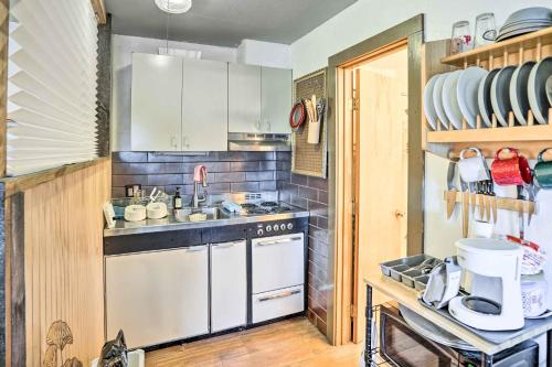 First-Floor Hunter Condo < 1 Mi to Slopes! in Хантер