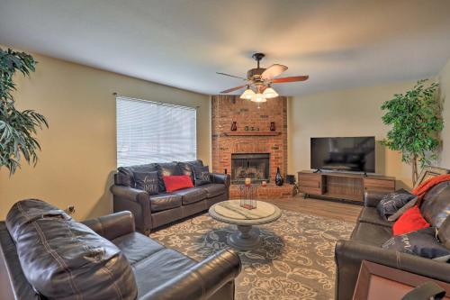 Charming Cedar Hill Home 16 Mi to Downtown Dallas in Cedar Hill, USA