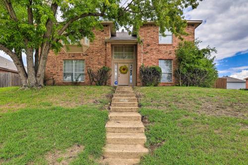Charming Cedar Hill Home 16 Mi to Downtown Dallas in Cedar Hill, USA