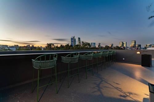 Modern apt w/balcony, pingpong table, roof top,gym