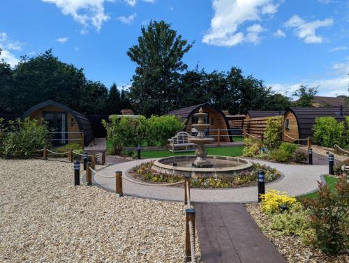 Peacock Lake Glamping – khách sạn tại Khac