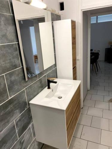 Bathroom, Appartement moderne, 2 chambres, proche aeroport • CHU • port in Les Abymes