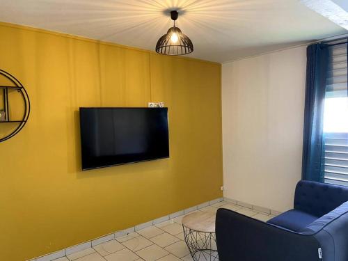 Shared lounge/TV area, Appartement moderne, 2 chambres, proche aeroport • CHU • port in Les Abymes