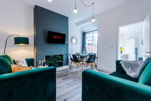 Spacious 4-bed house in Crewe by 53 Degrees Property, ideal for Business & Contractors - Sleeps 7, Crewe