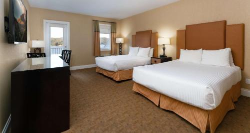 Queen Room with Two Queen Beds and Balcony - Partial Water View