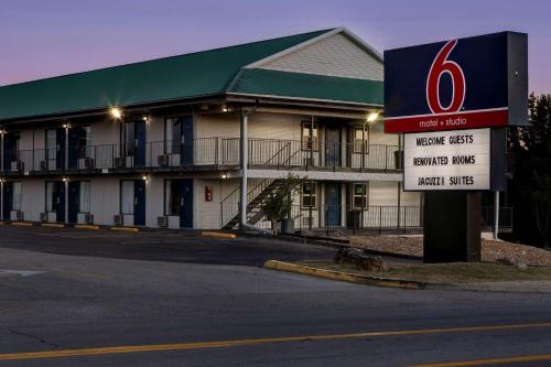 Motel 6 Branson West, MO - Silver Dollar City