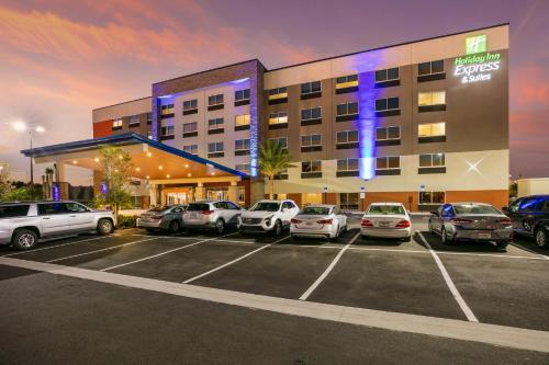 Holiday Inn Express & Suites Jacksonville - Town Center, an IHG Hotel