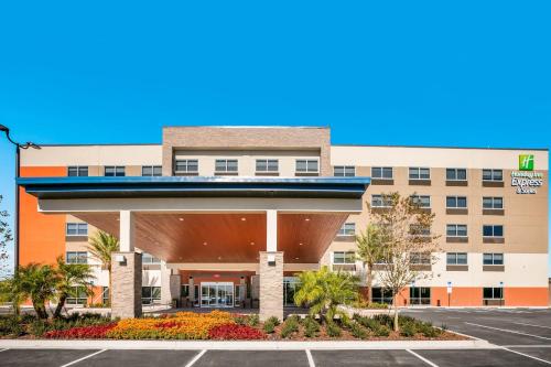 Holiday Inn Express & Suites Jacksonville - Town Center, an IHG Hotel