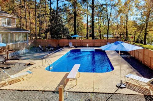 Lakefront Macon Home with Pool, Dock and Fire Pit!